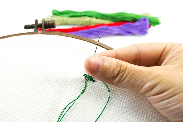 Ręce haftujące na tamborku